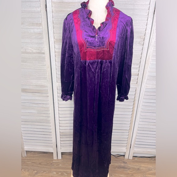 LADY LISANNE Vintage Velour Nightgown Purple/Magenta- - Picture 2 of 5